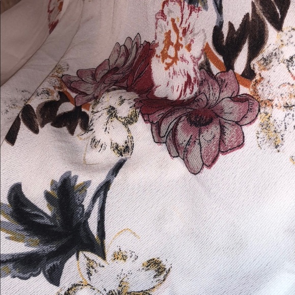 Adorable Floral Blouse - Picture 2 of 2